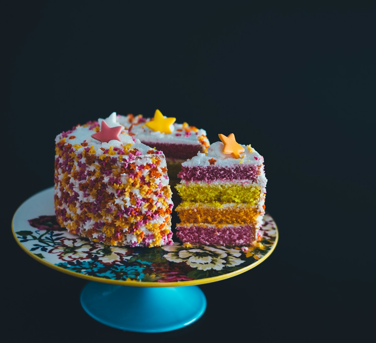 Gâteau d'anniversaire coloré pour enfants