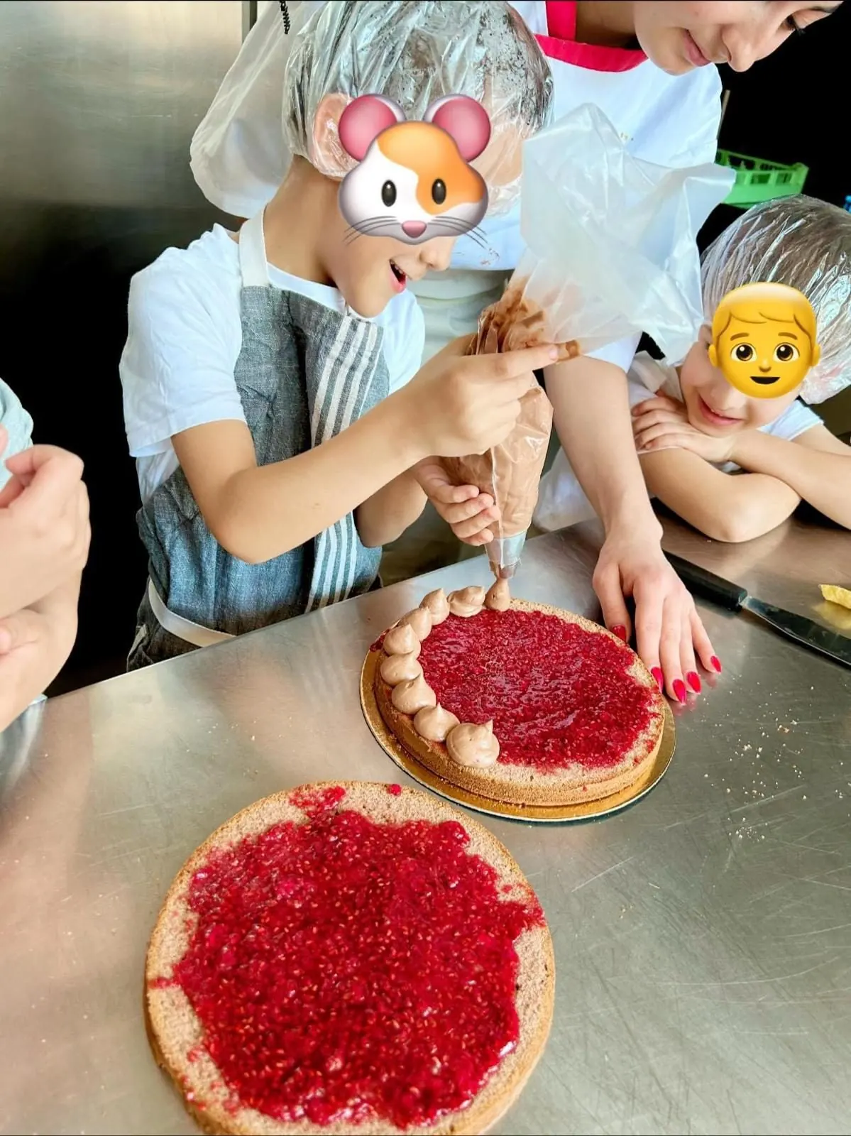 Petites mains qui décorent une tarte de vermicelles colorés