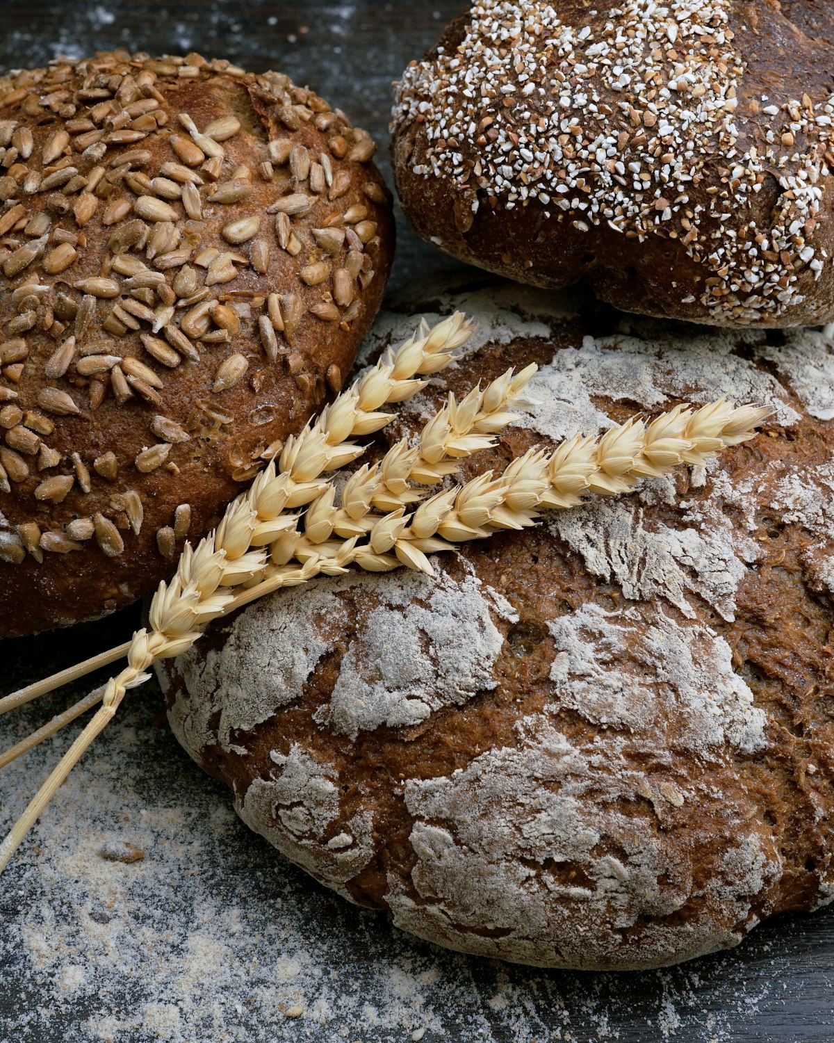 Pains artisanaux au levain et épis de blé