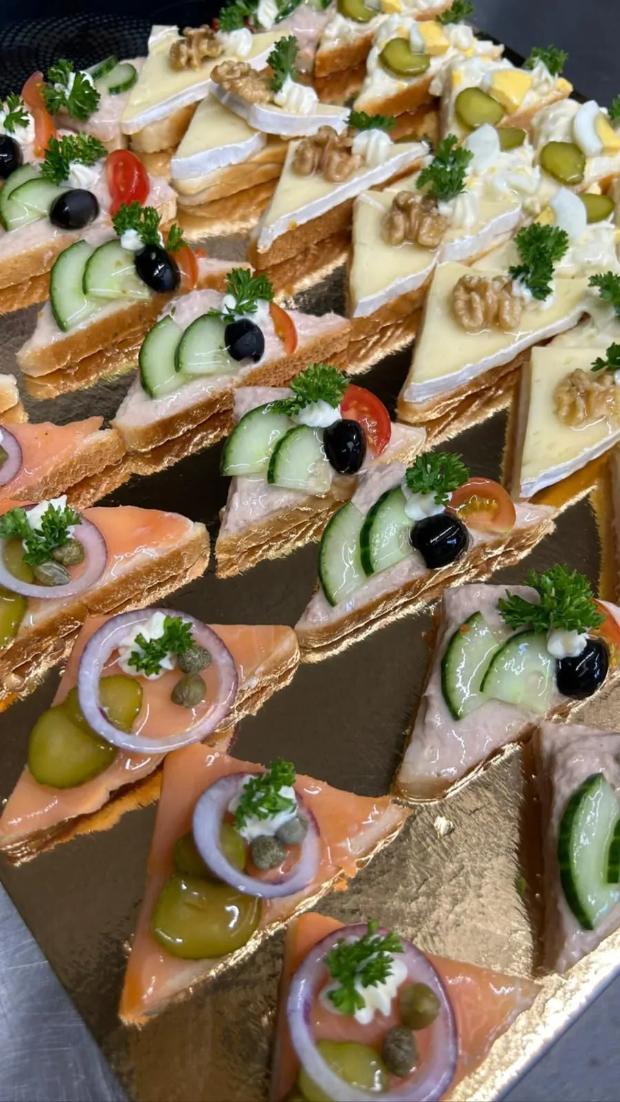 Canapés brie noix, saumon, cornichons