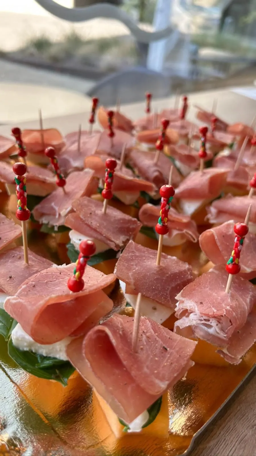 Piques mozzarella, basilic et jambon de Parme