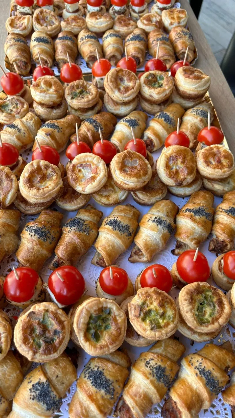 Friands feuilletés et mini-quiches tomate