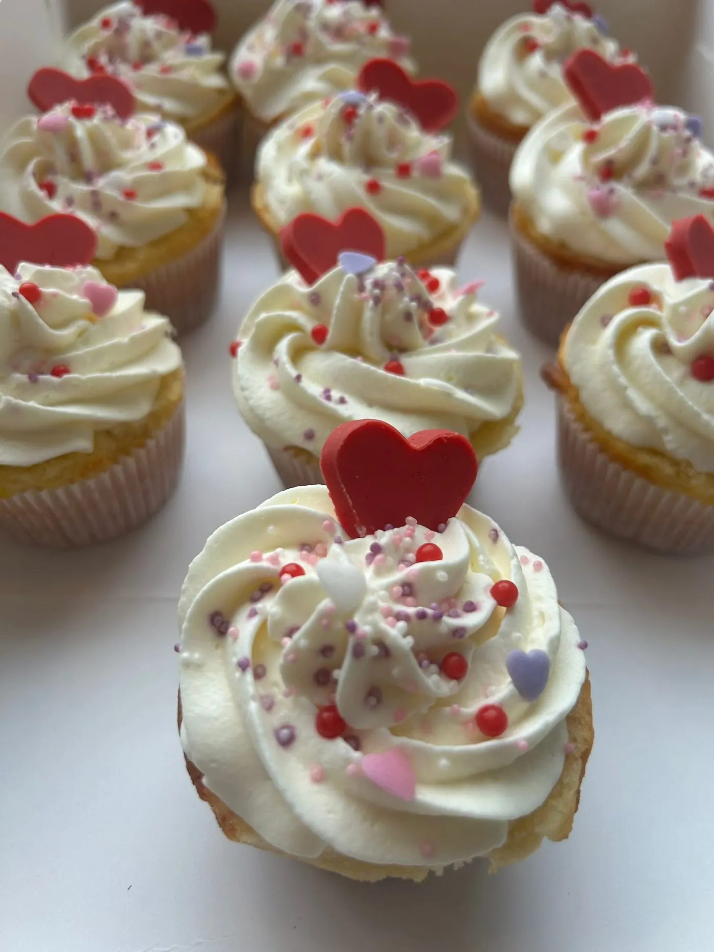 Cupcakes Saint-Valentin chantilly cœurs rouges