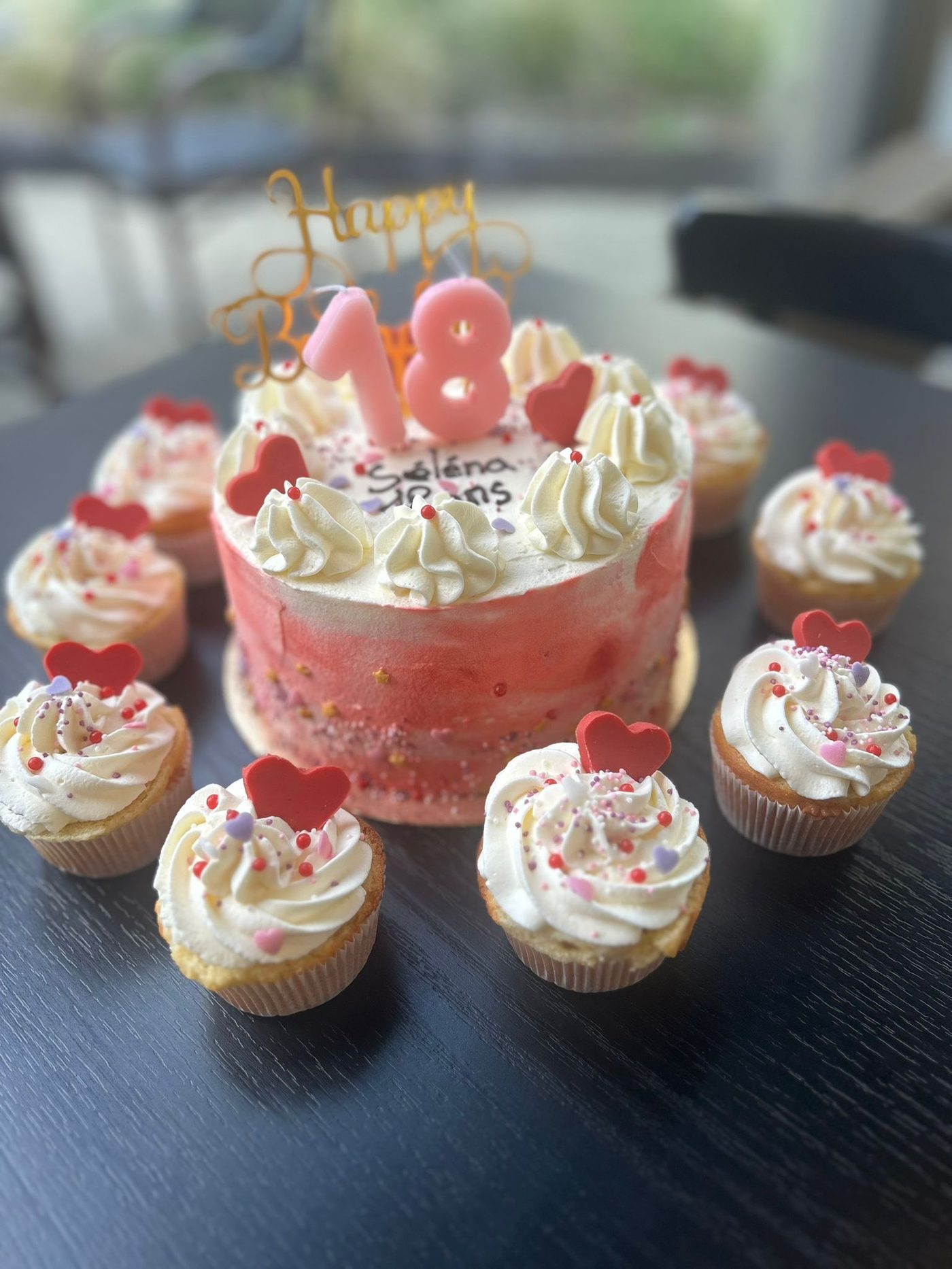 Gâteau 18 ans rose pastel et cupcakes assortis