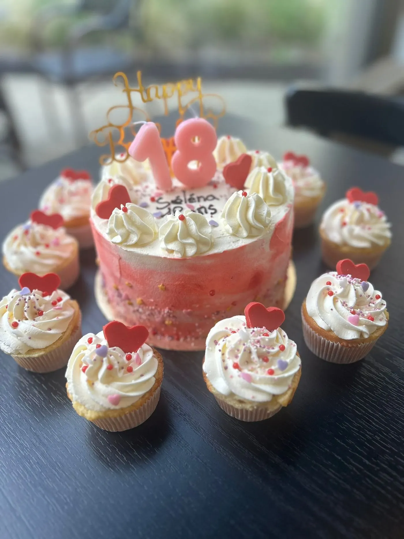 Gâteau 18 ans rose pastel et cupcakes assortis