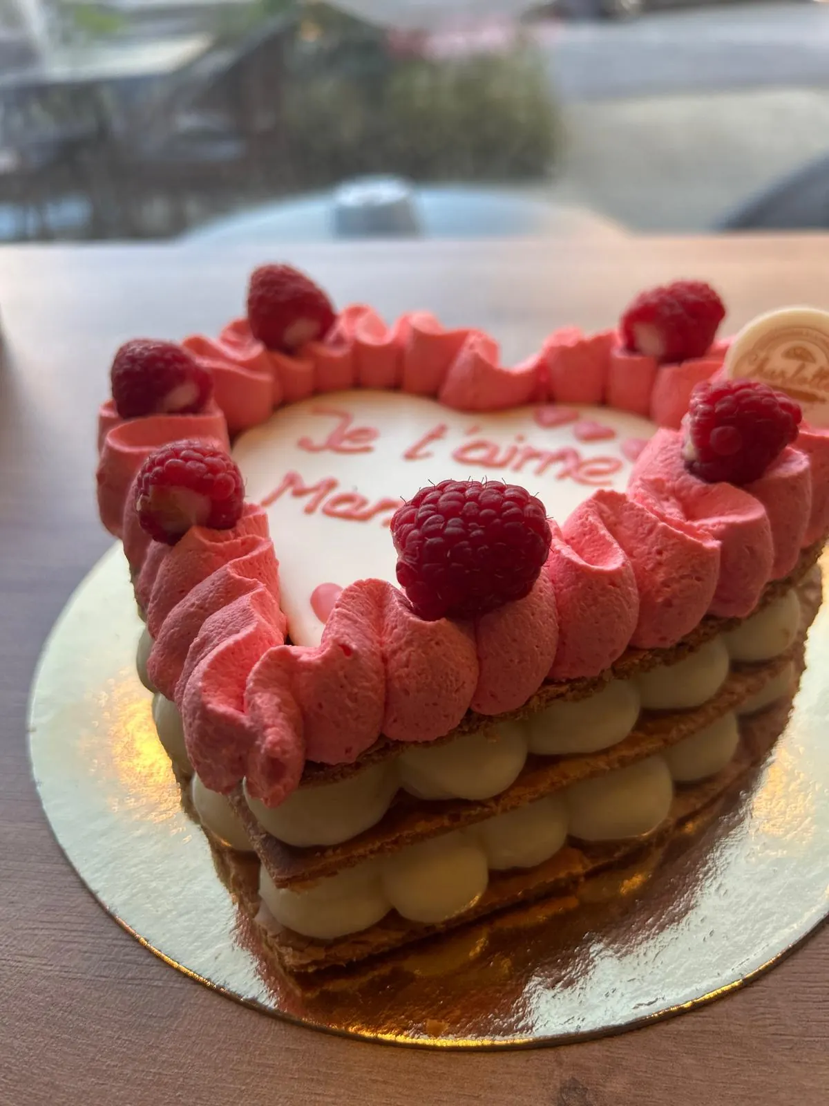 Cœur framboise + macarons, fruits frais et calligraphie chocolat