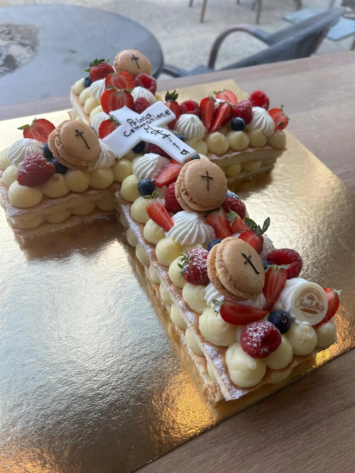 Gâteau d'occasion sur mesure, macarons et fruits frais