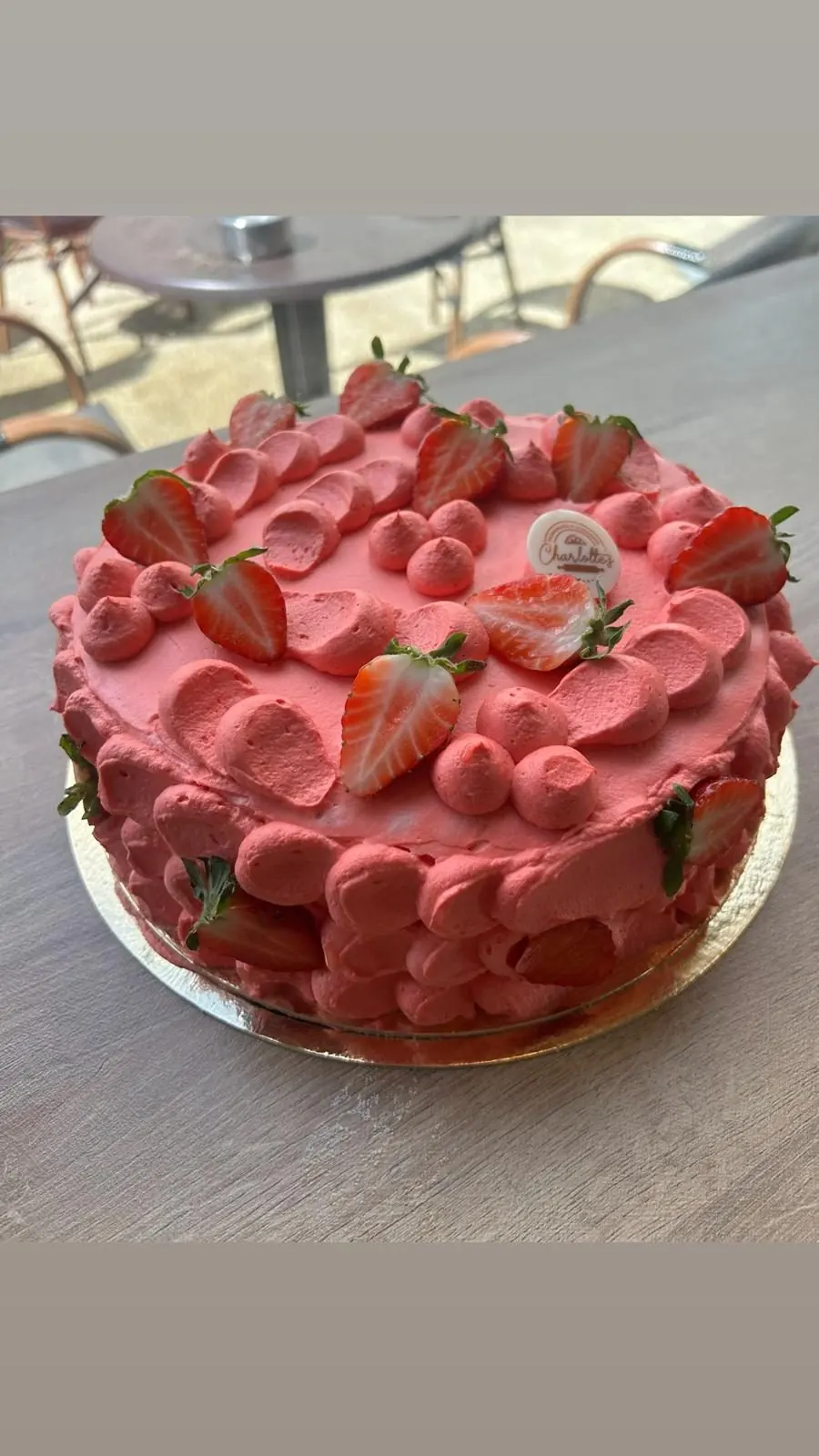 Gâteau aux fraises et rosaces de chantilly