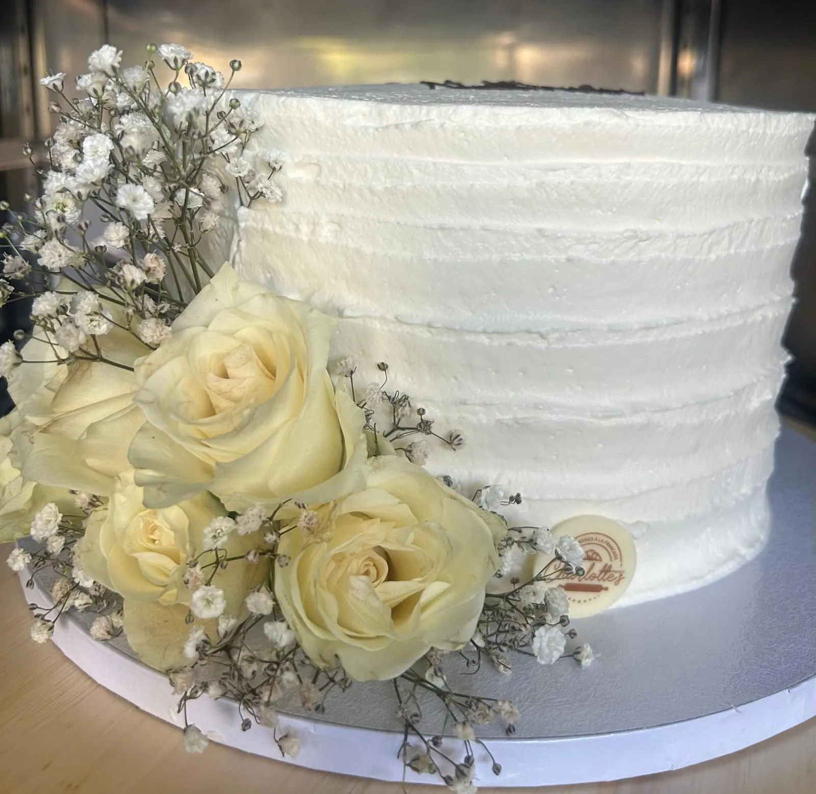 Layer cake au décor floral, crème vanille