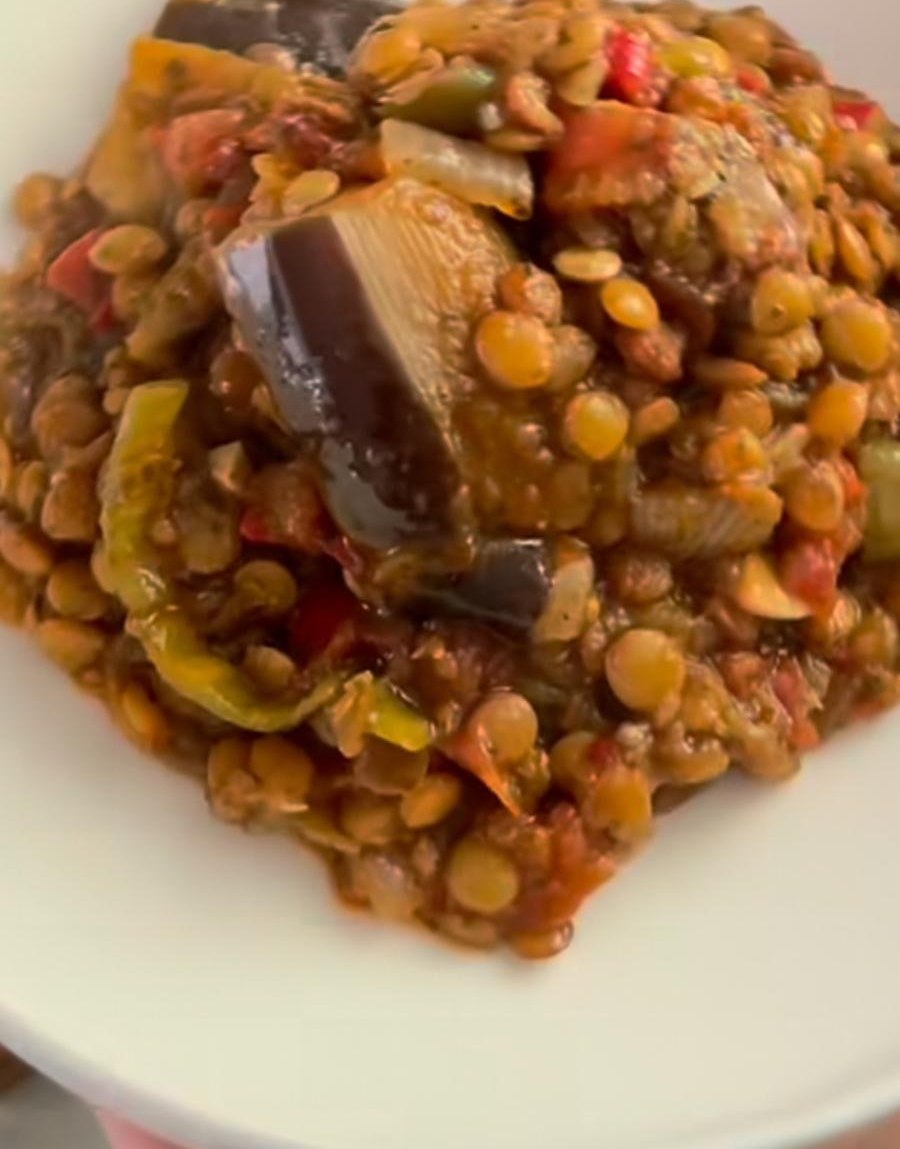 Plat végétarien aux lentilles, courge et légumes rôtis