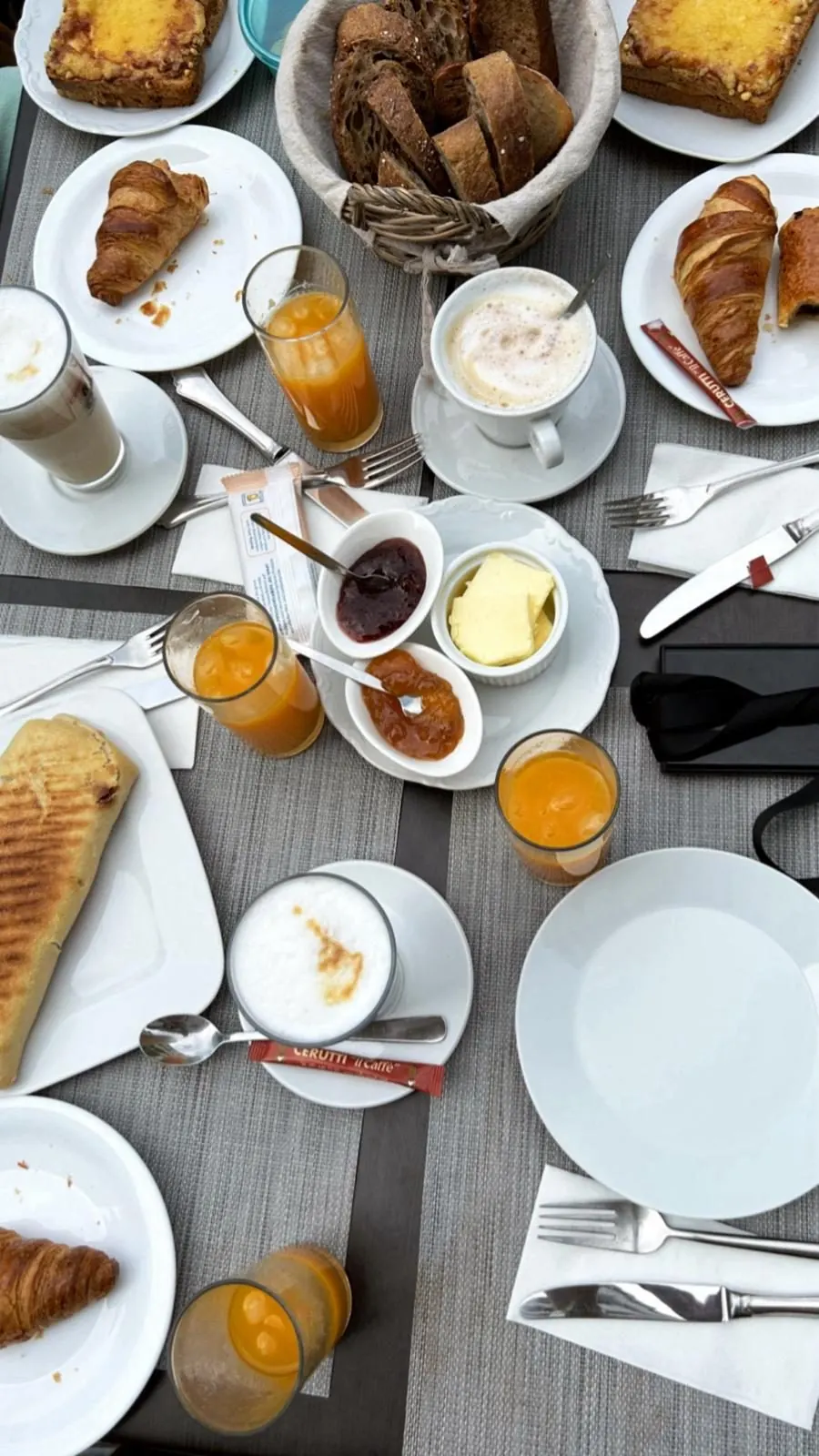 Brunch gourmand : viennoiseries, œufs, jus pressés et cafés
