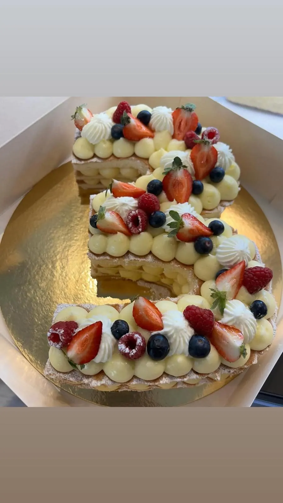 Number cake aux fraises et chantilly