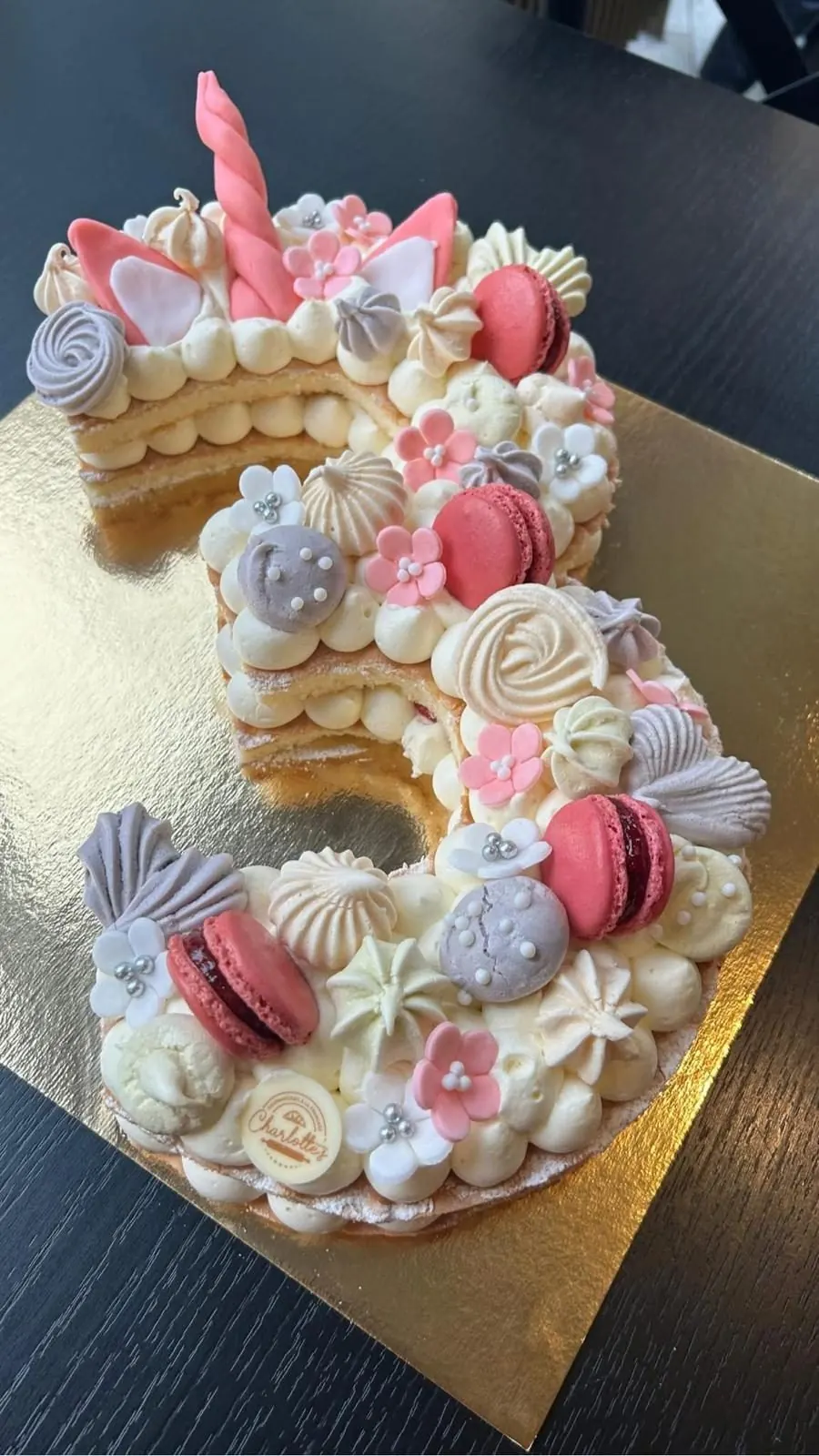 Number cake garni de macarons et fruits frais