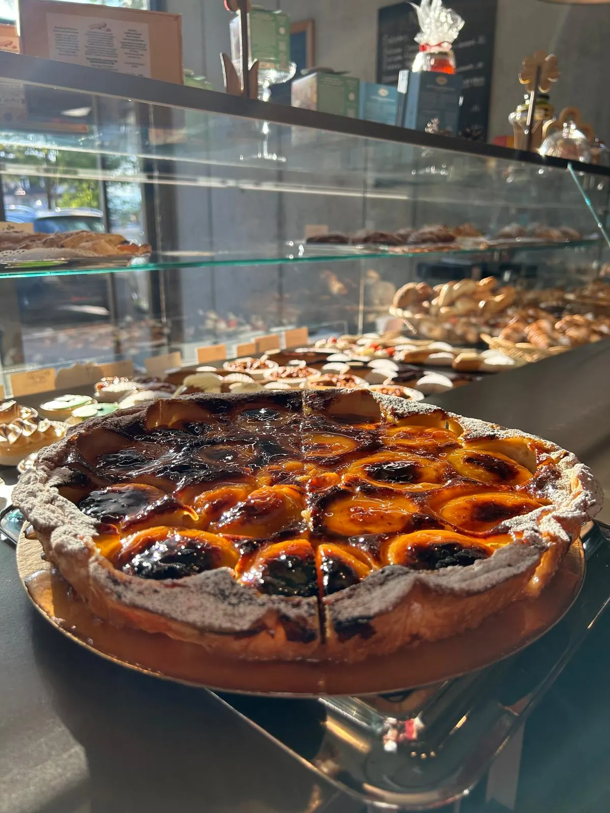 Tarte aux pruneaux sucre glace en vitrine