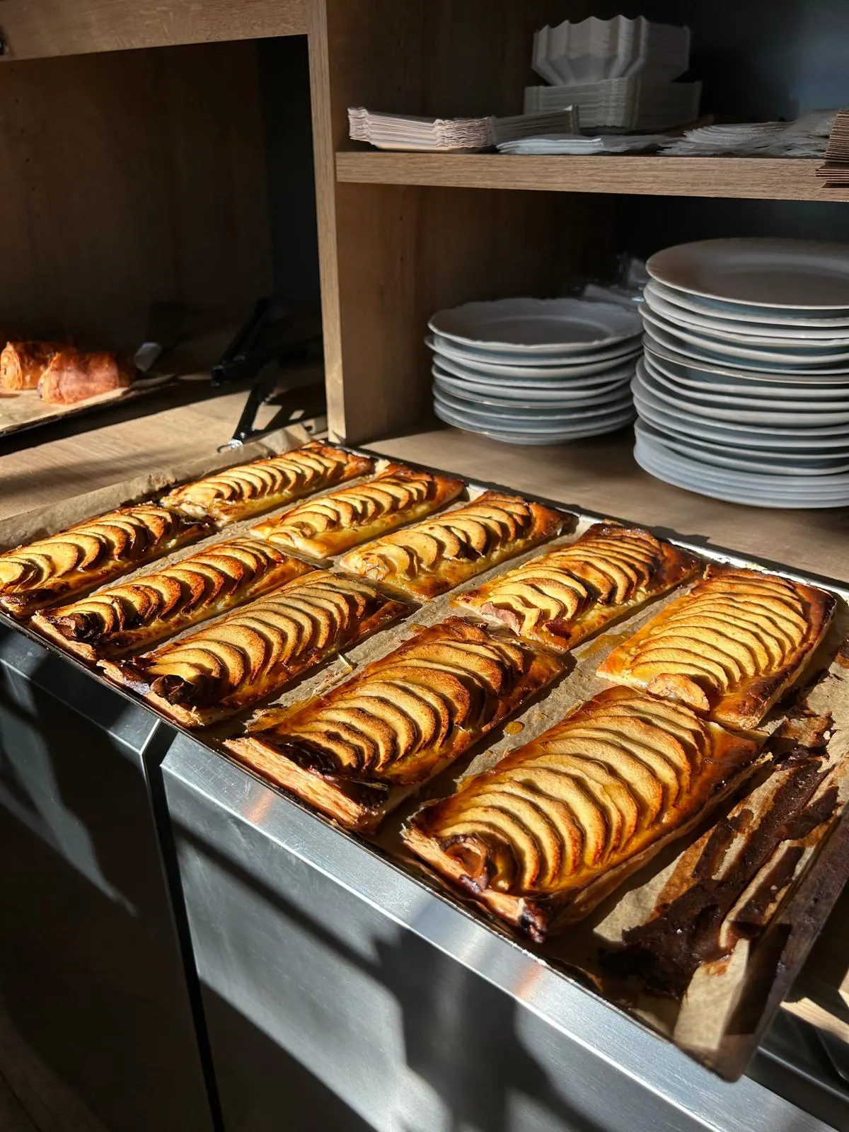 Vitrine du matin — viennoiseries, croissants, pains au chocolat