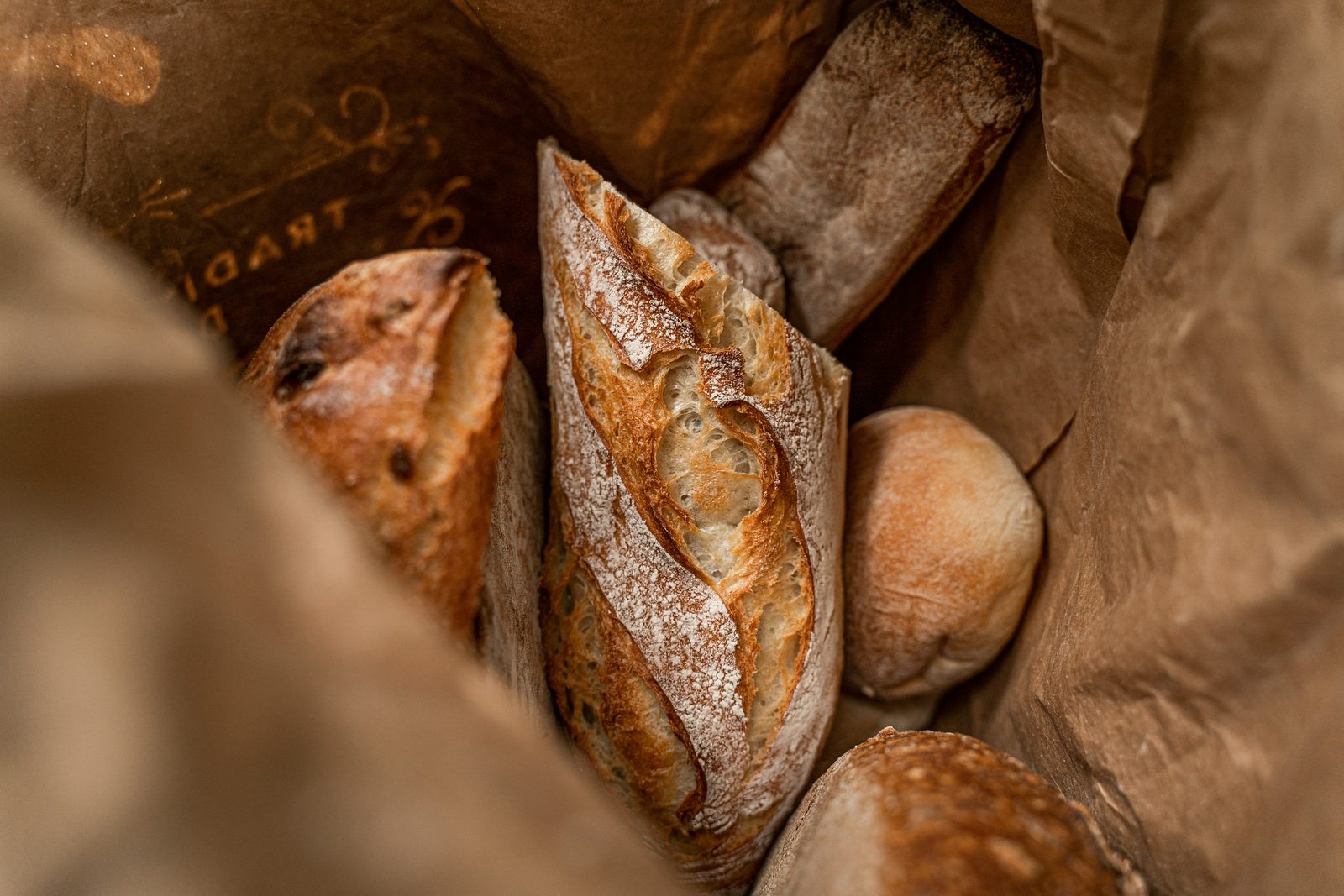 Pains tradition au levain dans leur sac kraft Charlotte's